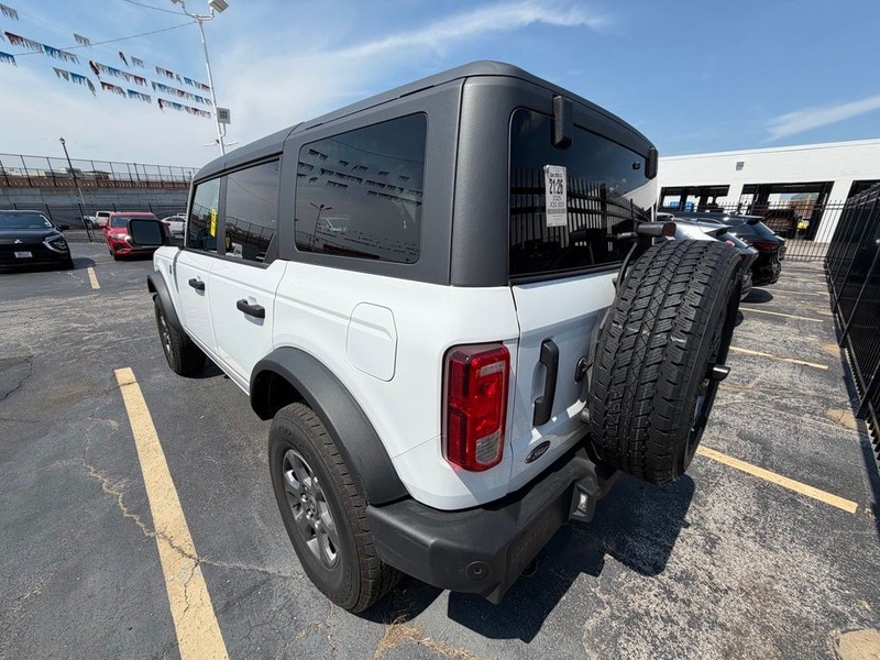 Ford Bronco Vehicle Full-screen Gallery Image 4