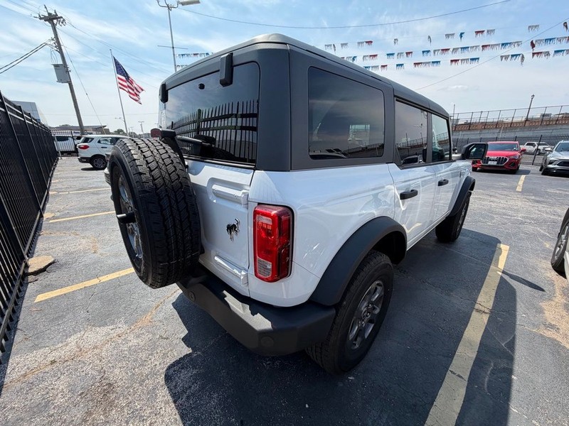 Ford Bronco Vehicle Full-screen Gallery Image 6