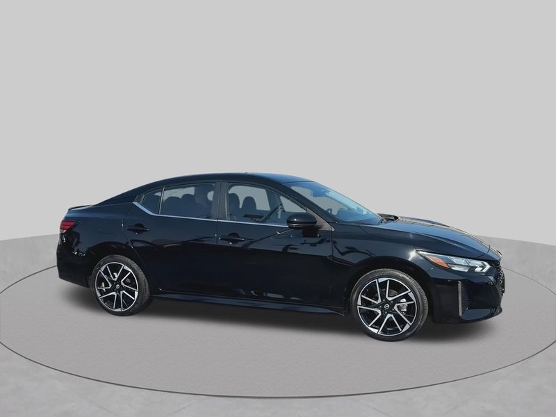 Nissan Sentra Vehicle Full-screen Gallery Image 3
