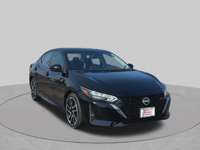 Nissan Sentra Vehicle Full-screen Gallery Image 4