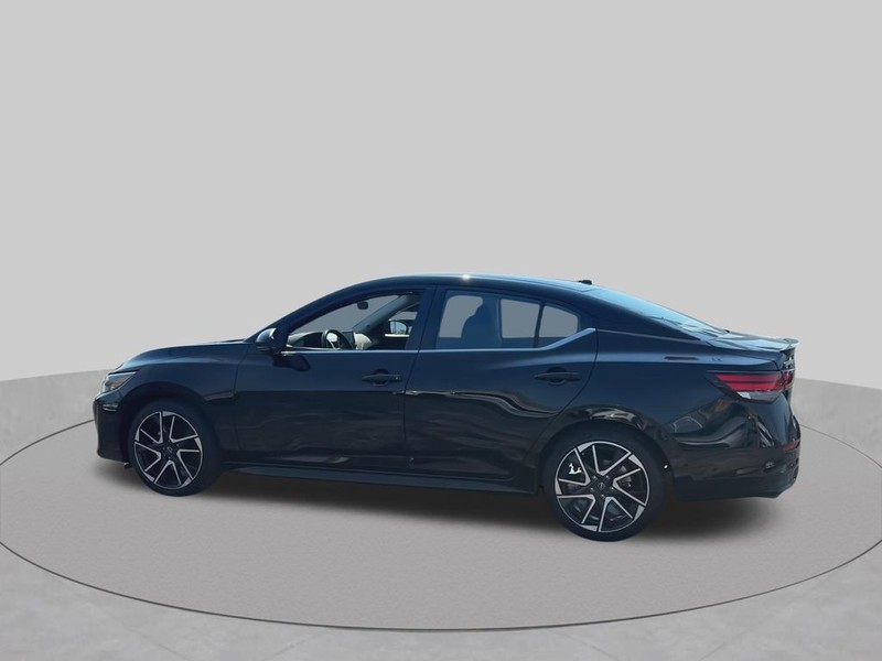 Nissan Sentra Vehicle Full-screen Gallery Image 11