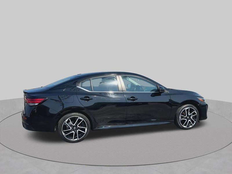 Nissan Sentra Vehicle Full-screen Gallery Image 17