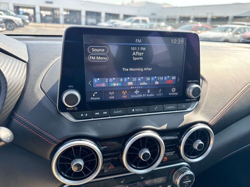 Nissan Sentra Vehicle Full-screen Gallery Image 23