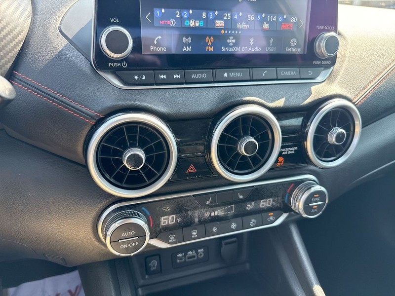 Nissan Sentra Vehicle Full-screen Gallery Image 27