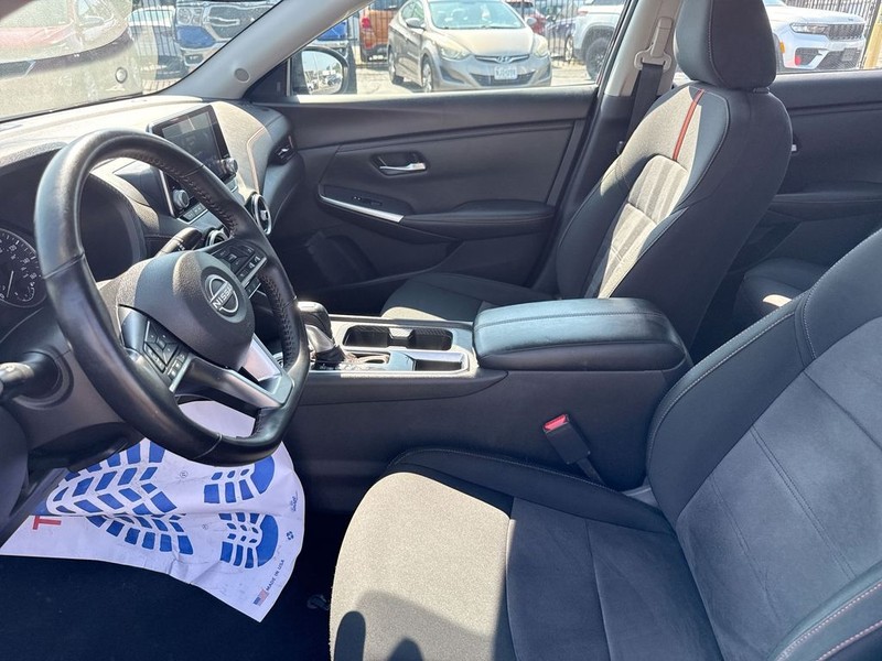 Nissan Sentra Vehicle Full-screen Gallery Image 29