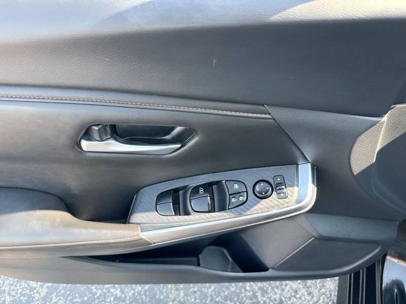 Nissan Sentra Vehicle Full-screen Gallery Image 30
