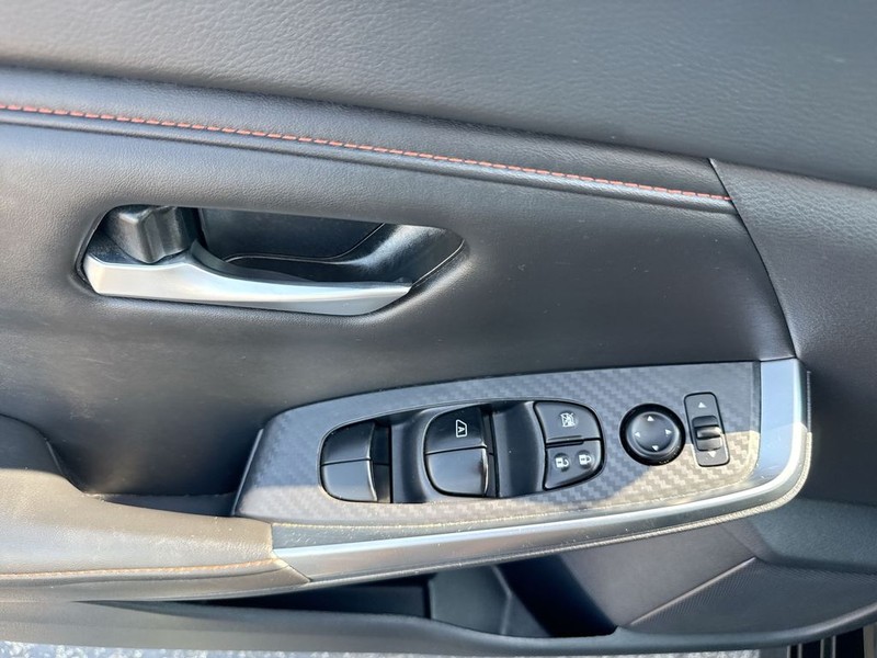 Nissan Sentra Vehicle Full-screen Gallery Image 31