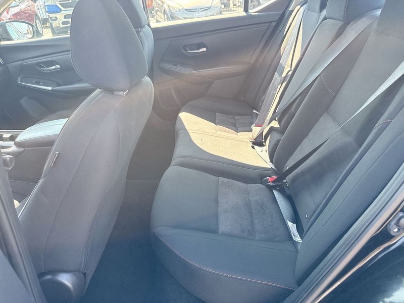 Nissan Sentra Vehicle Full-screen Gallery Image 32