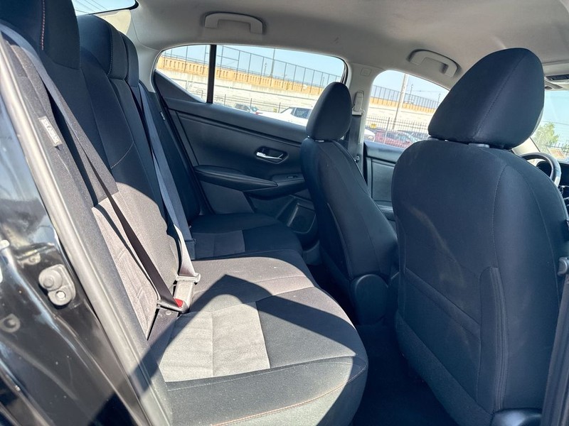 Nissan Sentra Vehicle Full-screen Gallery Image 34