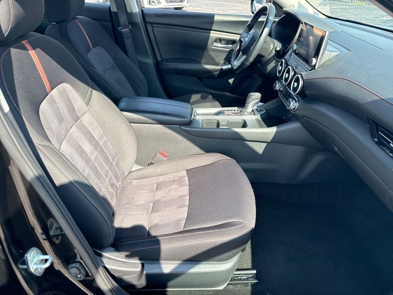 Nissan Sentra Vehicle Full-screen Gallery Image 35