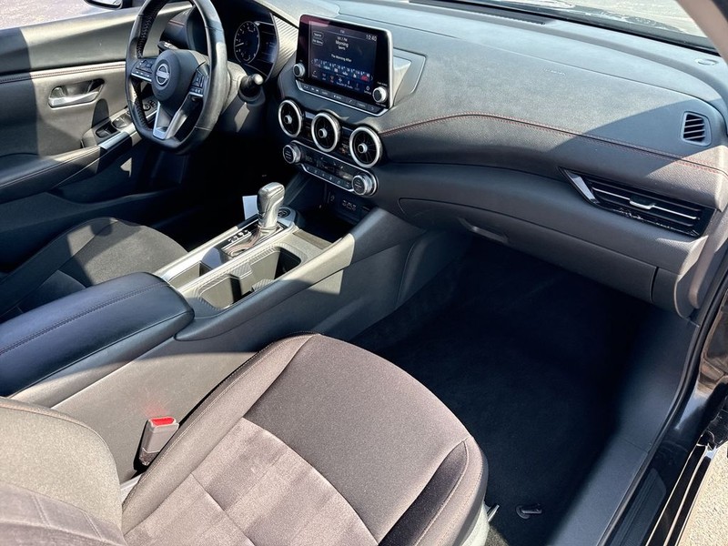 Nissan Sentra Vehicle Full-screen Gallery Image 36