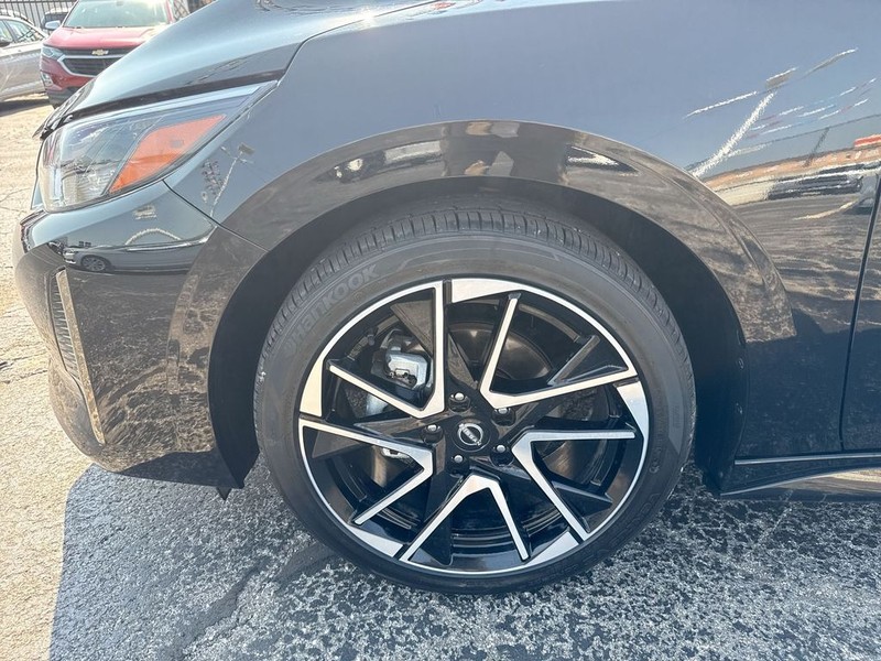Nissan Sentra Vehicle Full-screen Gallery Image 38
