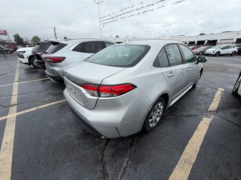 Toyota Corolla Vehicle Full-screen Gallery Image 6