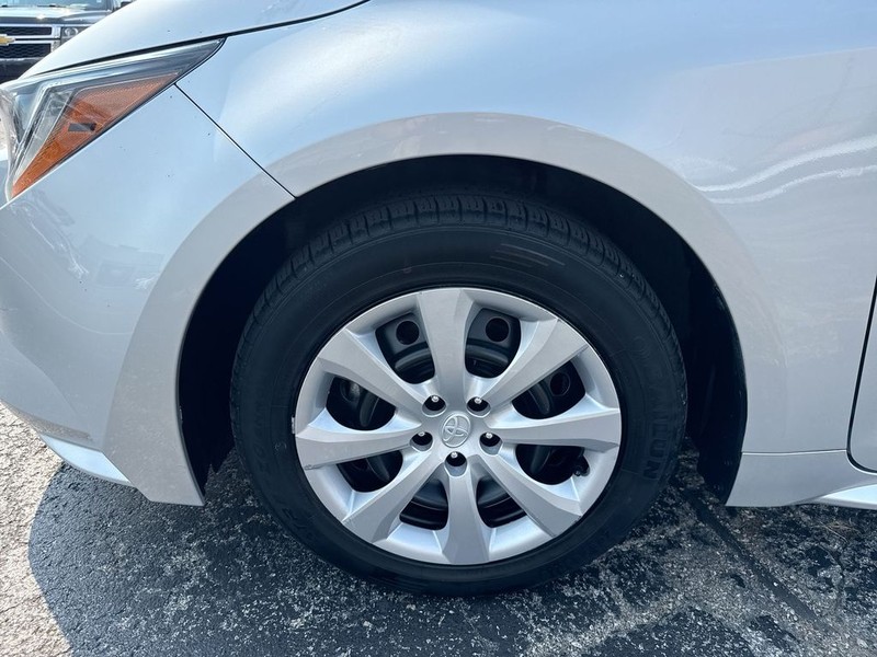 Toyota Corolla Vehicle Full-screen Gallery Image 35