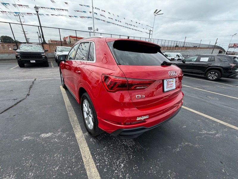 Audi Q3 Vehicle Full-screen Gallery Image 4