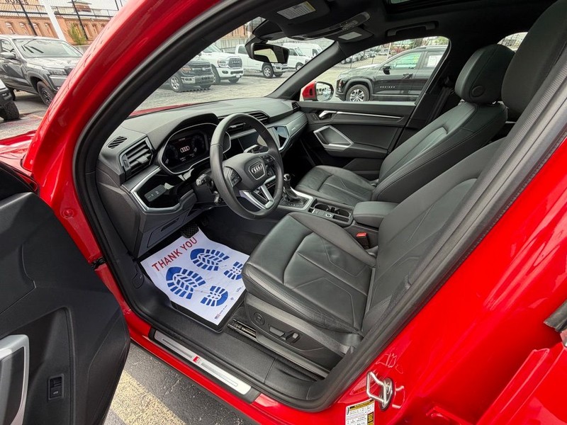 Audi Q3 Vehicle Full-screen Gallery Image 7