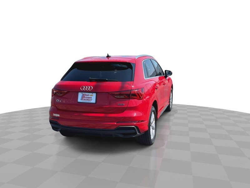 Audi Q3 Vehicle Full-screen Gallery Image 09