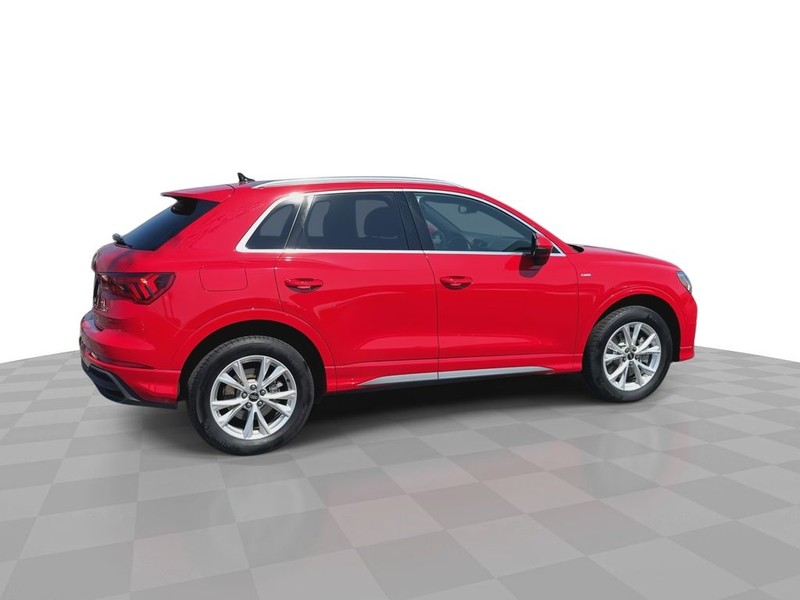 Audi Q3 Vehicle Full-screen Gallery Image 10