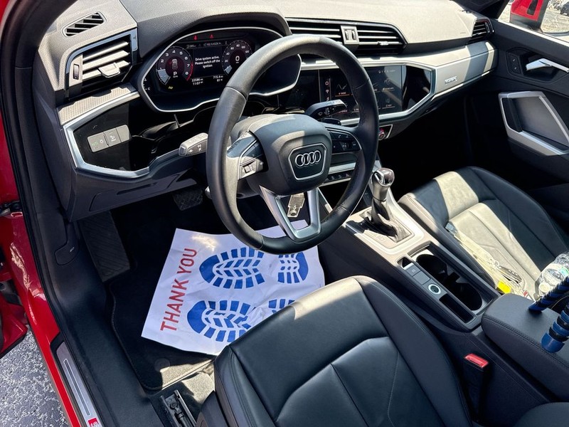 Audi Q3 Vehicle Full-screen Gallery Image 12