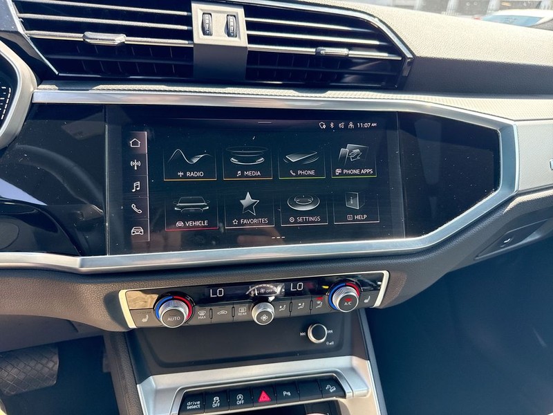 Audi Q3 Vehicle Full-screen Gallery Image 15