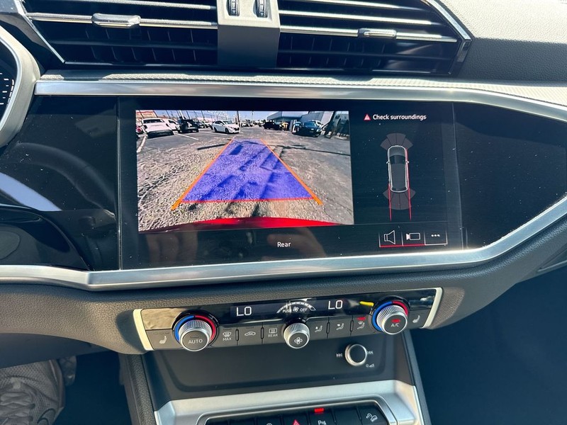 Audi Q3 Vehicle Full-screen Gallery Image 16