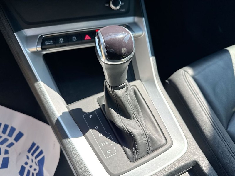 Audi Q3 Vehicle Full-screen Gallery Image 17