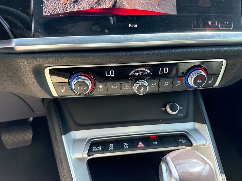 Audi Q3 Vehicle Full-screen Gallery Image 18