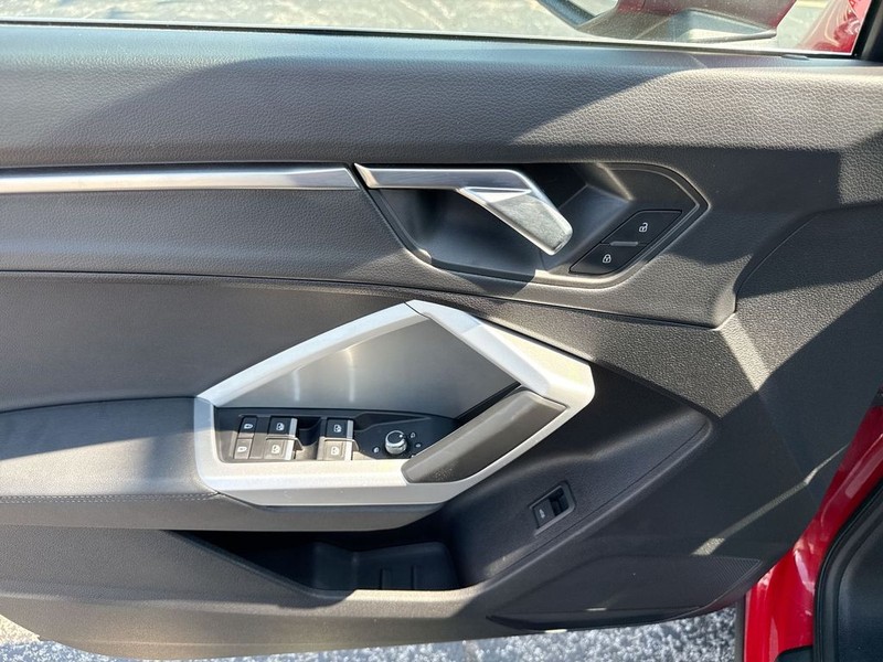 Audi Q3 Vehicle Full-screen Gallery Image 22
