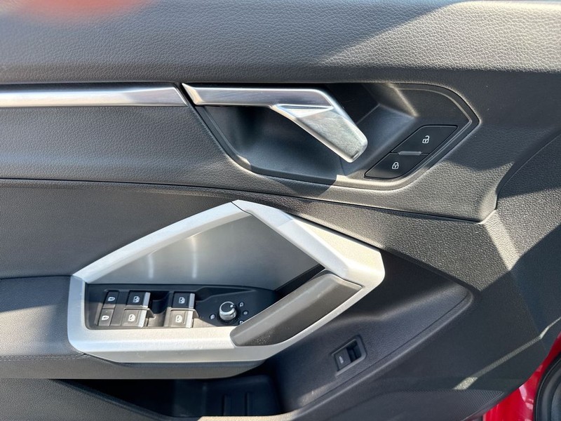 Audi Q3 Vehicle Full-screen Gallery Image 23