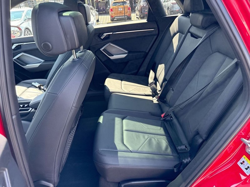 Audi Q3 Vehicle Full-screen Gallery Image 24
