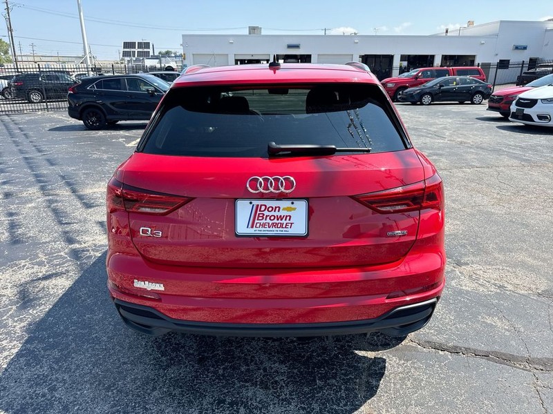 Audi Q3 Vehicle Full-screen Gallery Image 25