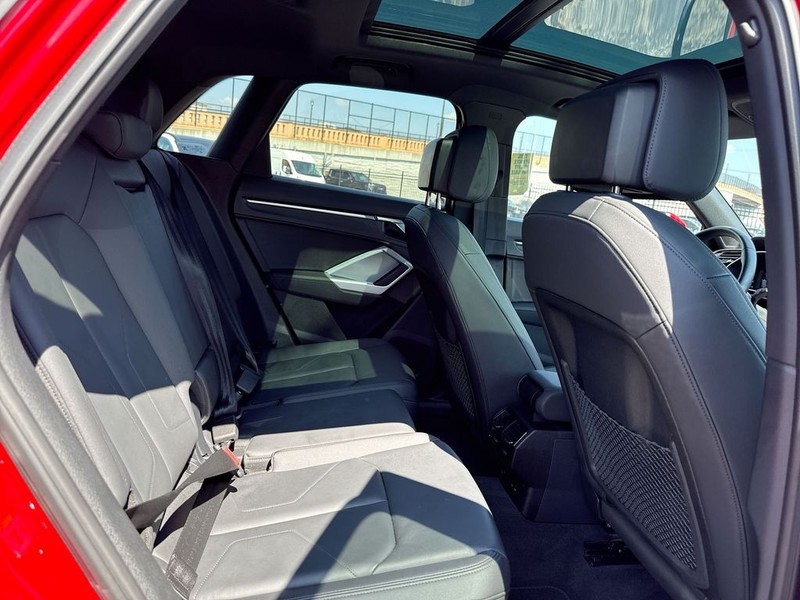 Audi Q3 Vehicle Full-screen Gallery Image 26