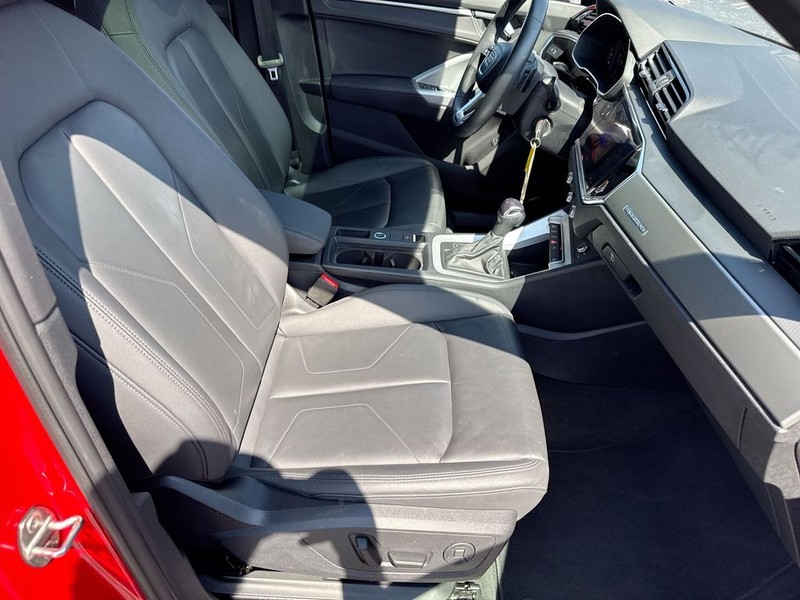Audi Q3 Vehicle Full-screen Gallery Image 27