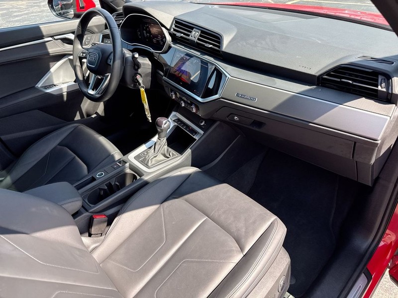 Audi Q3 Vehicle Full-screen Gallery Image 28