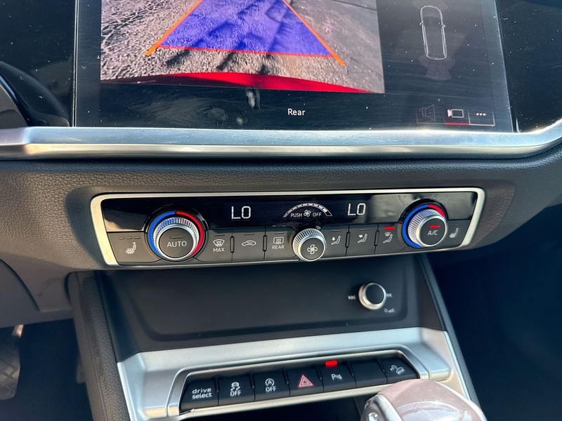 Audi Q3 Vehicle Full-screen Gallery Image 32
