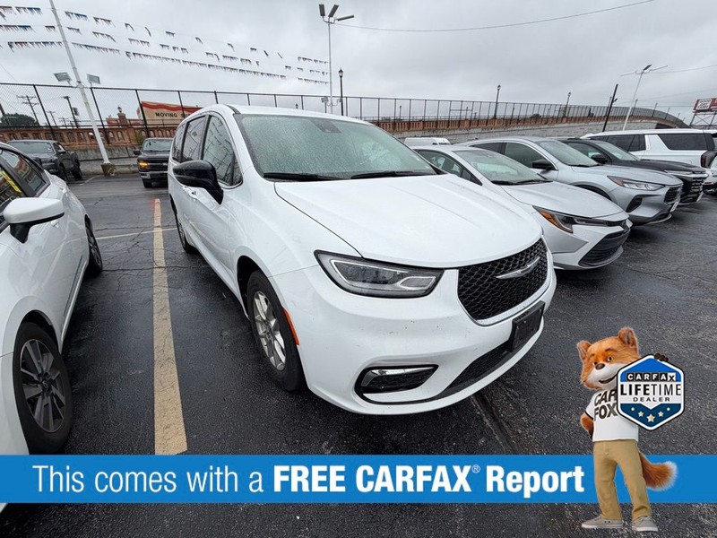 Chrysler Pacifica Vehicle Full-screen Gallery Image 3