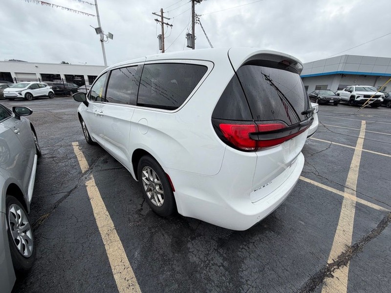 Chrysler Pacifica Vehicle Full-screen Gallery Image 4
