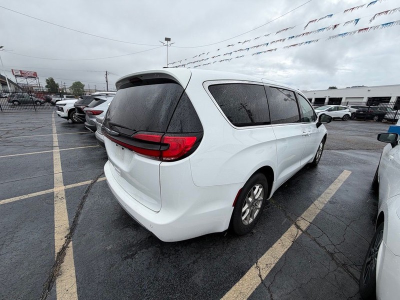 Chrysler Pacifica Vehicle Full-screen Gallery Image 6