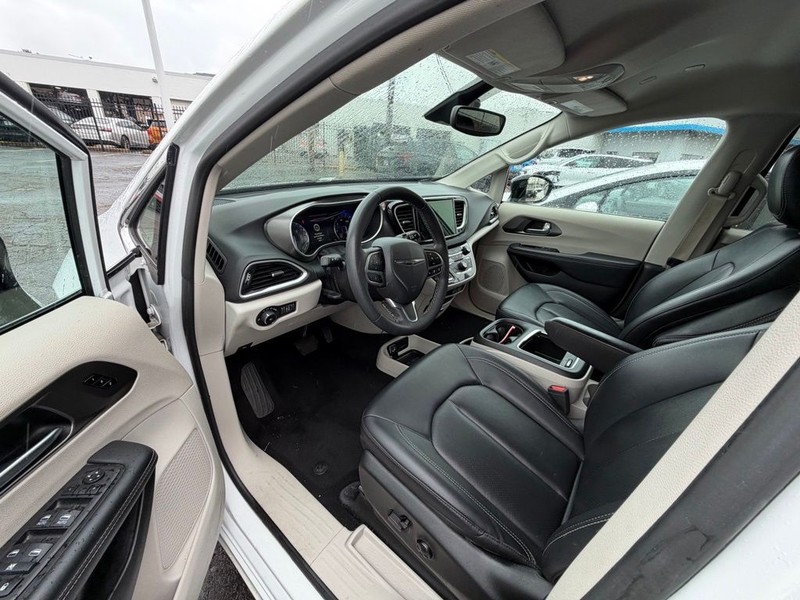 Chrysler Pacifica Vehicle Full-screen Gallery Image 7