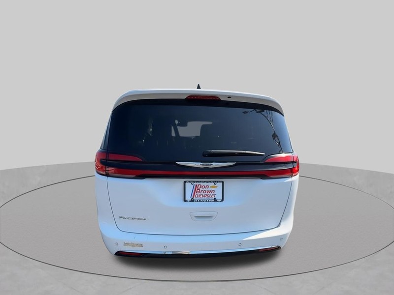 Chrysler Pacifica Vehicle Full-screen Gallery Image 13