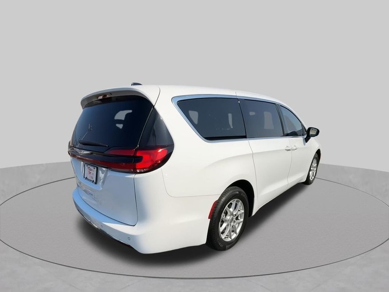 Chrysler Pacifica Vehicle Full-screen Gallery Image 14