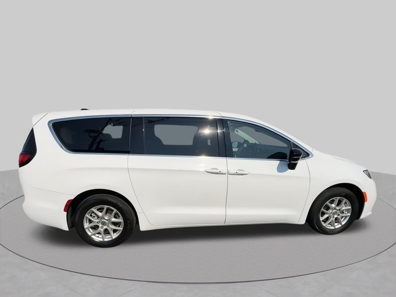 Chrysler Pacifica Vehicle Full-screen Gallery Image 17