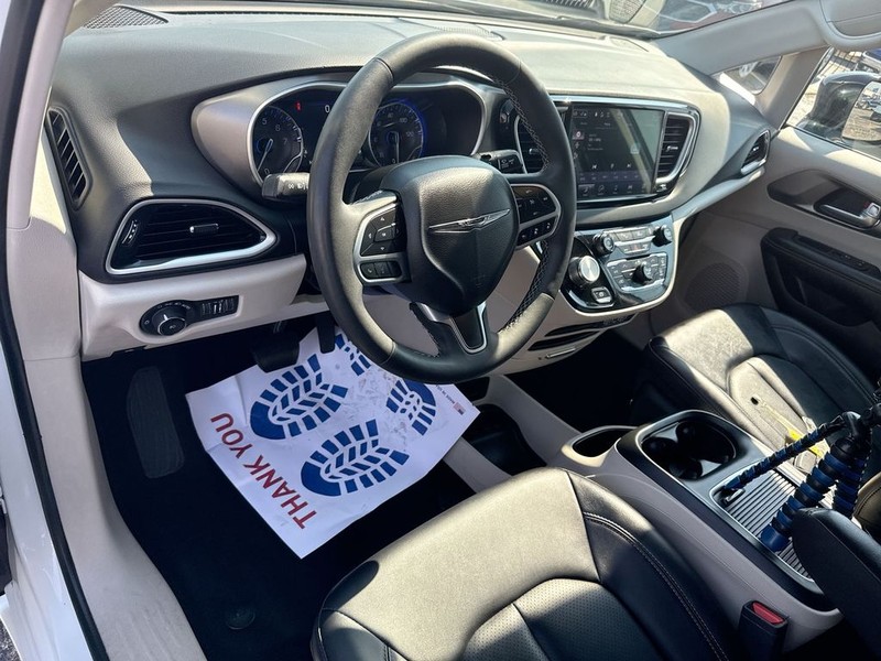 Chrysler Pacifica Vehicle Full-screen Gallery Image 18