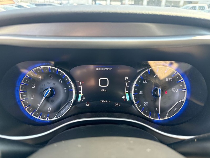 Chrysler Pacifica Vehicle Full-screen Gallery Image 20