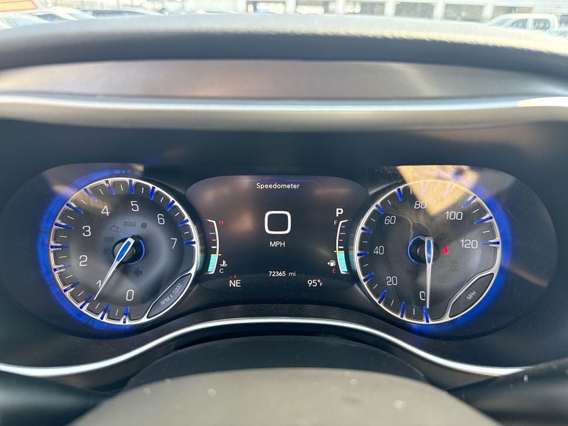 Chrysler Pacifica Vehicle Full-screen Gallery Image 21