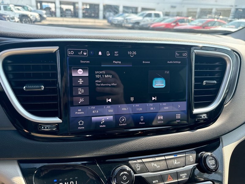 Chrysler Pacifica Vehicle Full-screen Gallery Image 22