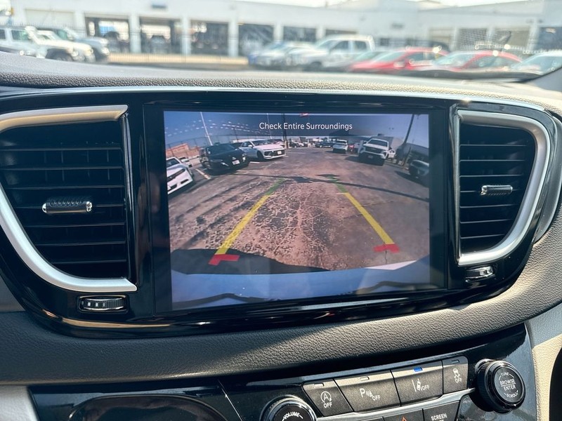 Chrysler Pacifica Vehicle Full-screen Gallery Image 23