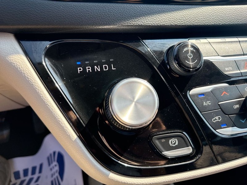 Chrysler Pacifica Vehicle Full-screen Gallery Image 24