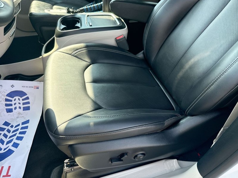 Chrysler Pacifica Vehicle Full-screen Gallery Image 28