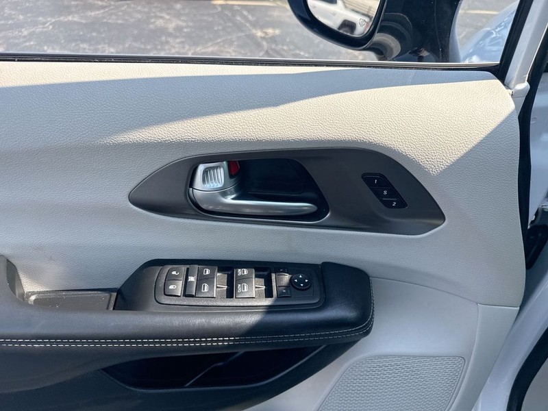 Chrysler Pacifica Vehicle Full-screen Gallery Image 30